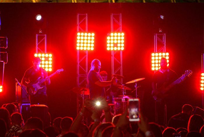 Banda tocando ao vivo em festa corporativa produzida pela Mistagoo
