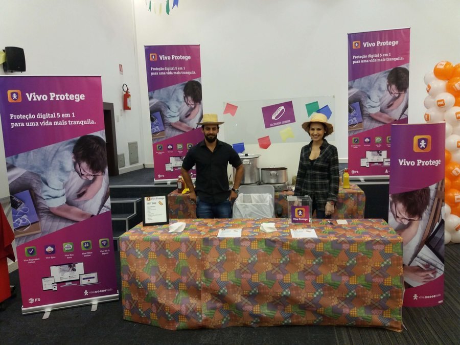Estande de ativação de marca em evento corporativo