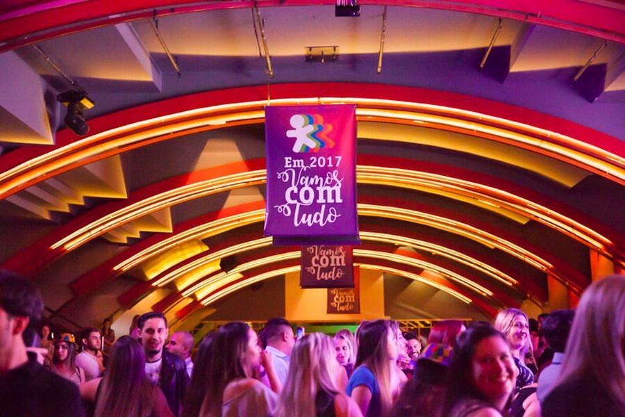 Salão de evento corporativo montado para plateia