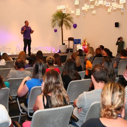 Plateia reunida em auditório durante evento corporativo