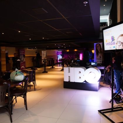 Ambiente de lançamento de produto com iluminação cênica