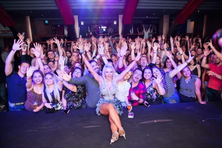 Festa corporativa produzida pela Mistagoo, com público e palco de confraternização de empresa